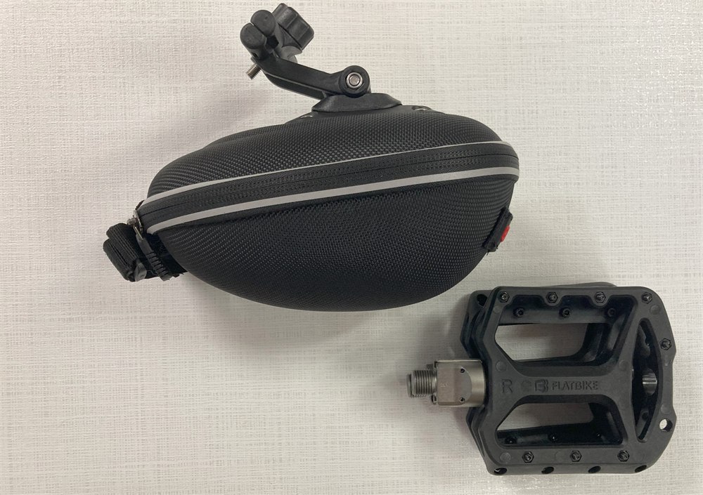 Flatbike removable pedal beside its expandable bicycle seat bag