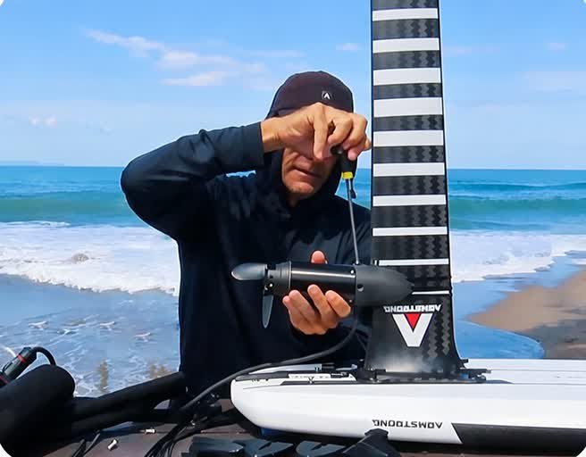 Foildash motor position setup on a hydrofoil mast