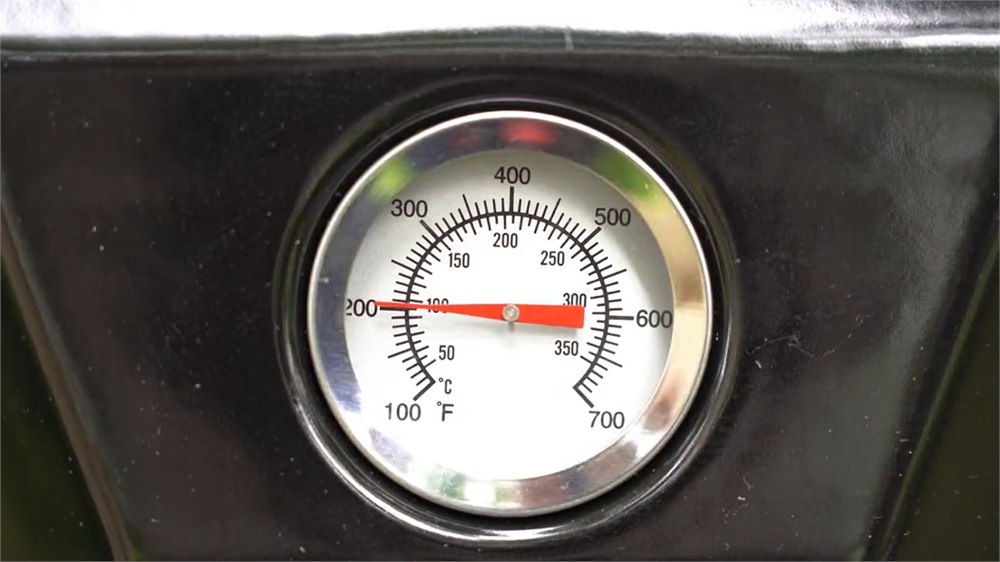 A built-in thermometer on the FYREL Fold & Go lid helps monitor heat while cooking outdoors.