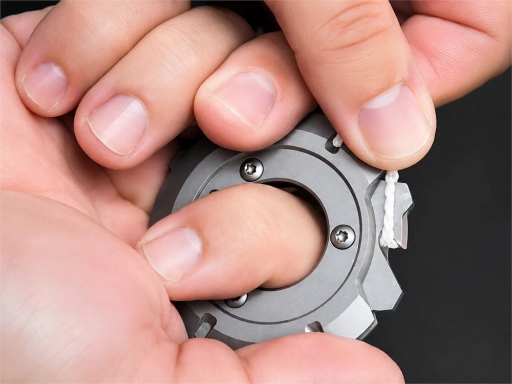 Close-up of the GEO multi-tool with a selected cutting edge