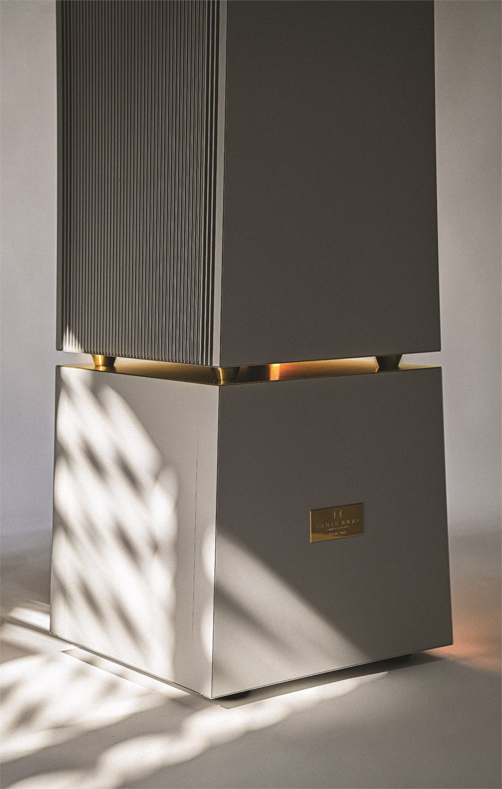 Goldmund TELOS 9800 amplifier detail from official PDF