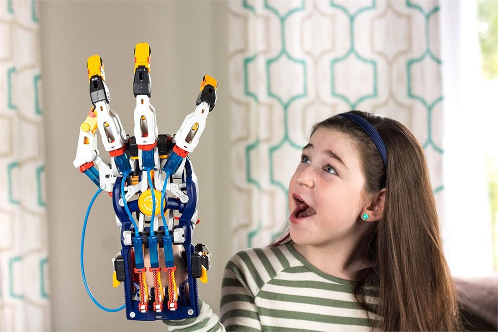 Thames and Kosmos Mega Cyborg Hand lifestyle product image with the hydraulic hand in use