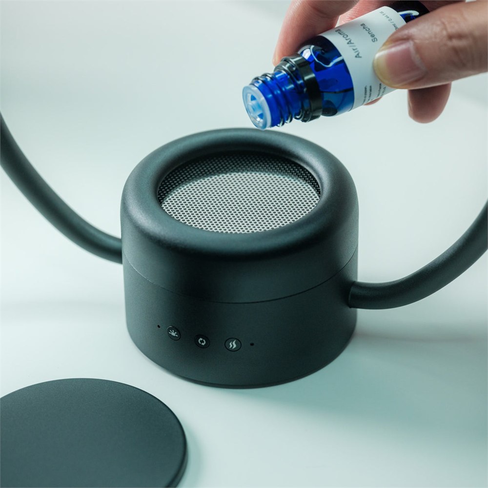 Essential oil being added to the luminous mirror diffuser aroma plate