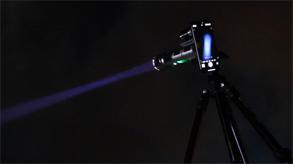 Nivora Apex X lighting beam with smartphone mounted on tripod
