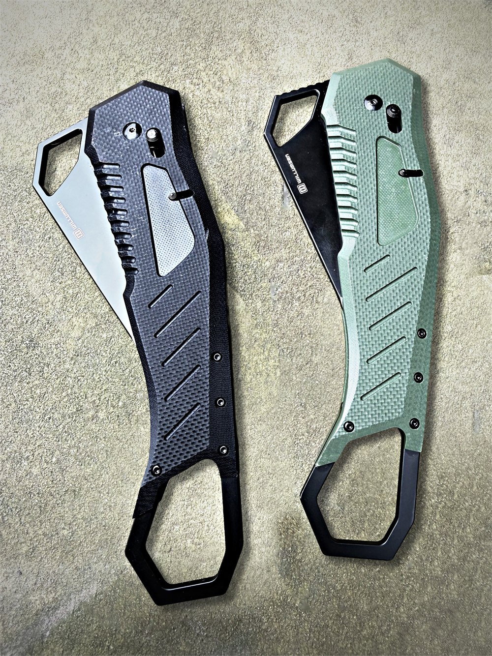 Willumsen Norse Foldable axes showing the folded mechanism