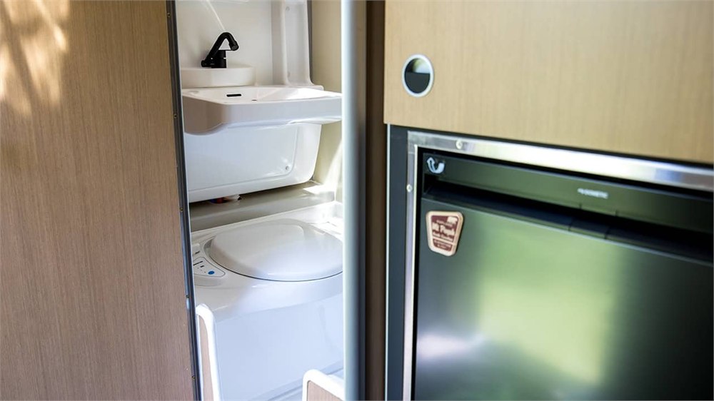 SylvanSport VIRE full-height wet bath interior