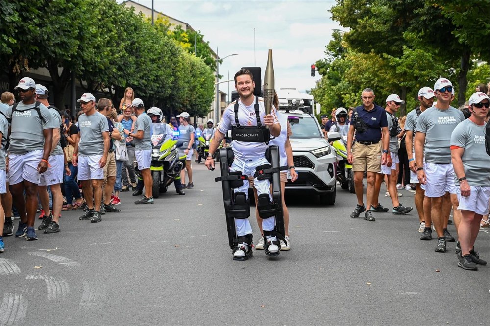 Wandercraft personal exoskeleton public walking demonstration
