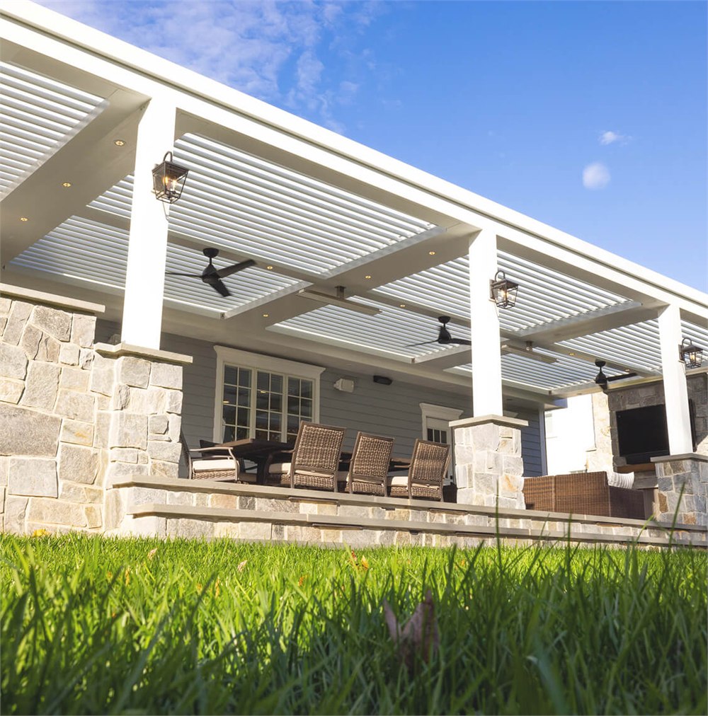 White patio pergola with StruXure adjustable louvers over outdoor seating