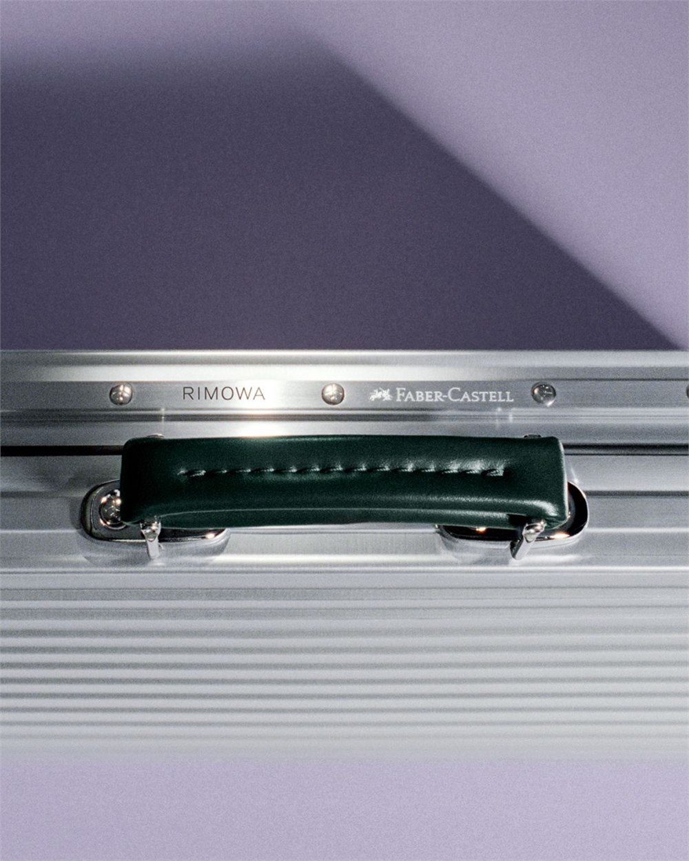 Dark green leather handle on the grooved aluminum artist case
