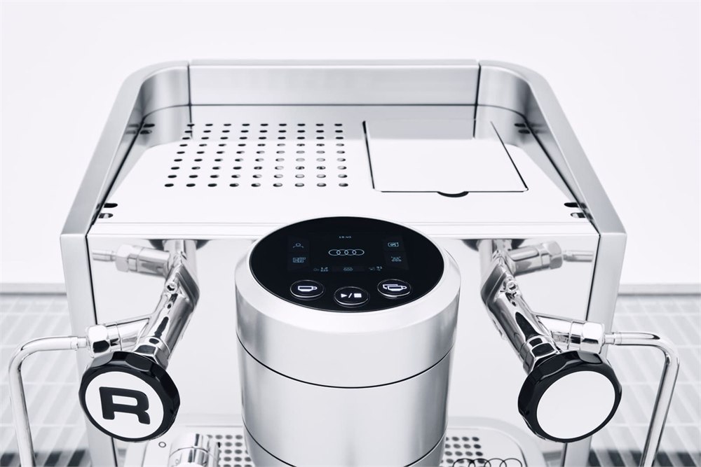 Touchscreen integrated in the top of the brewing group