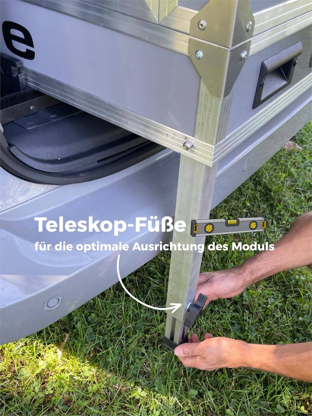 Telescoping support leg beneath the rear camper pod