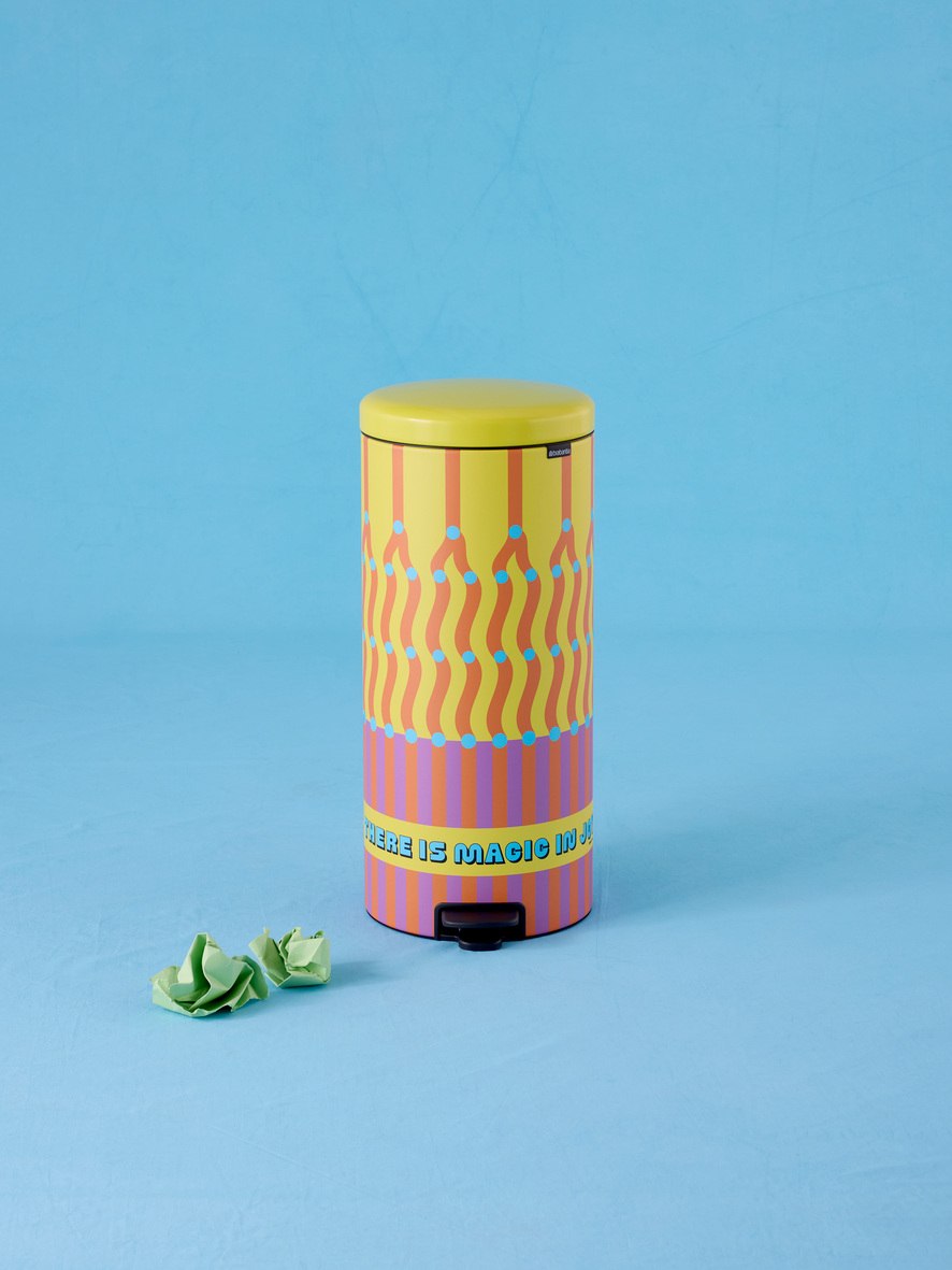 30-liter pedal bin on a blue backdrop