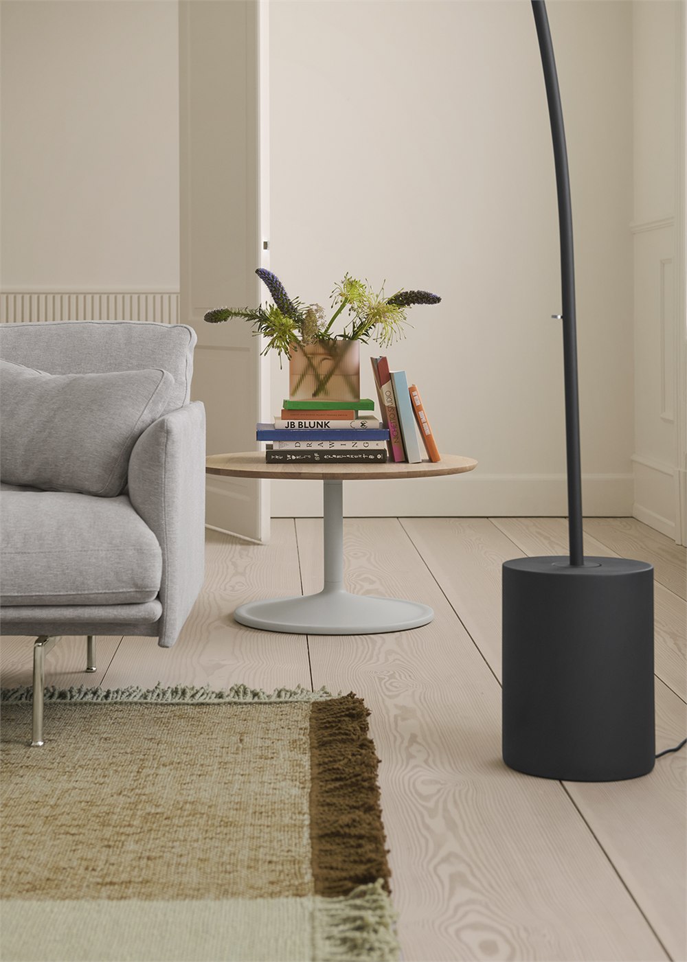 Cylindrical concrete base of the Contra floor lamp