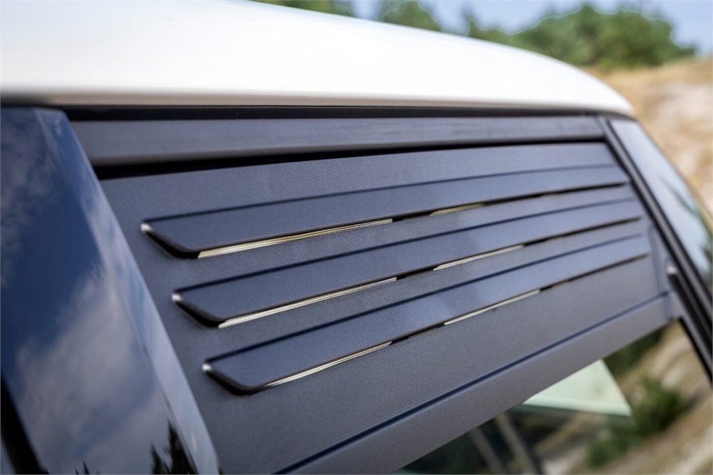 Ventilation grille fitted to a front side window