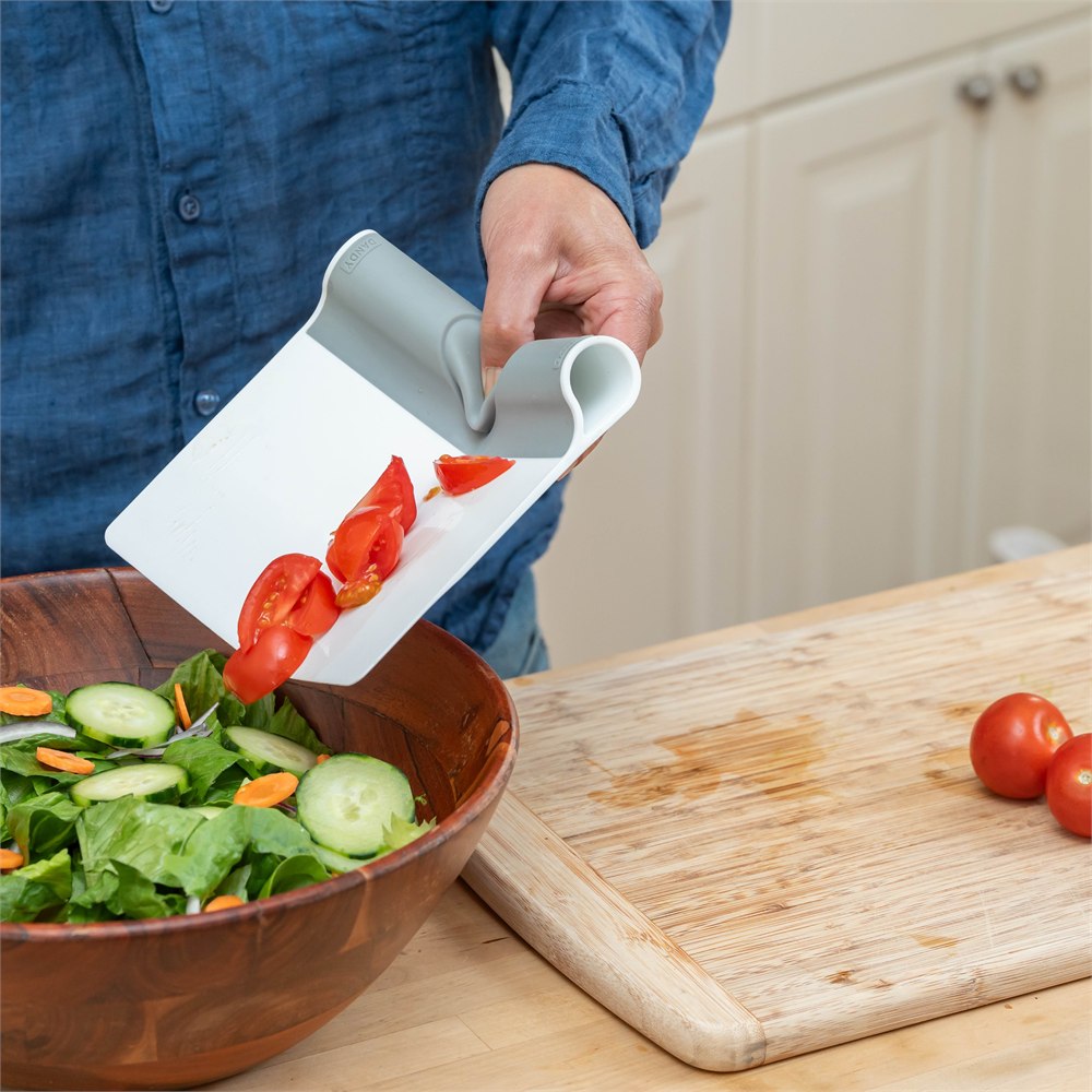 DANDY food scooper transferring tomatoes into a salad