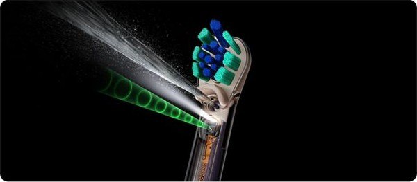 CameraJet conical liquid jet beside the brush head