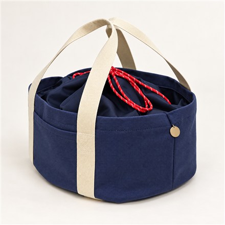 This Insulated Dutch Oven Tote Carries Dinner in Style