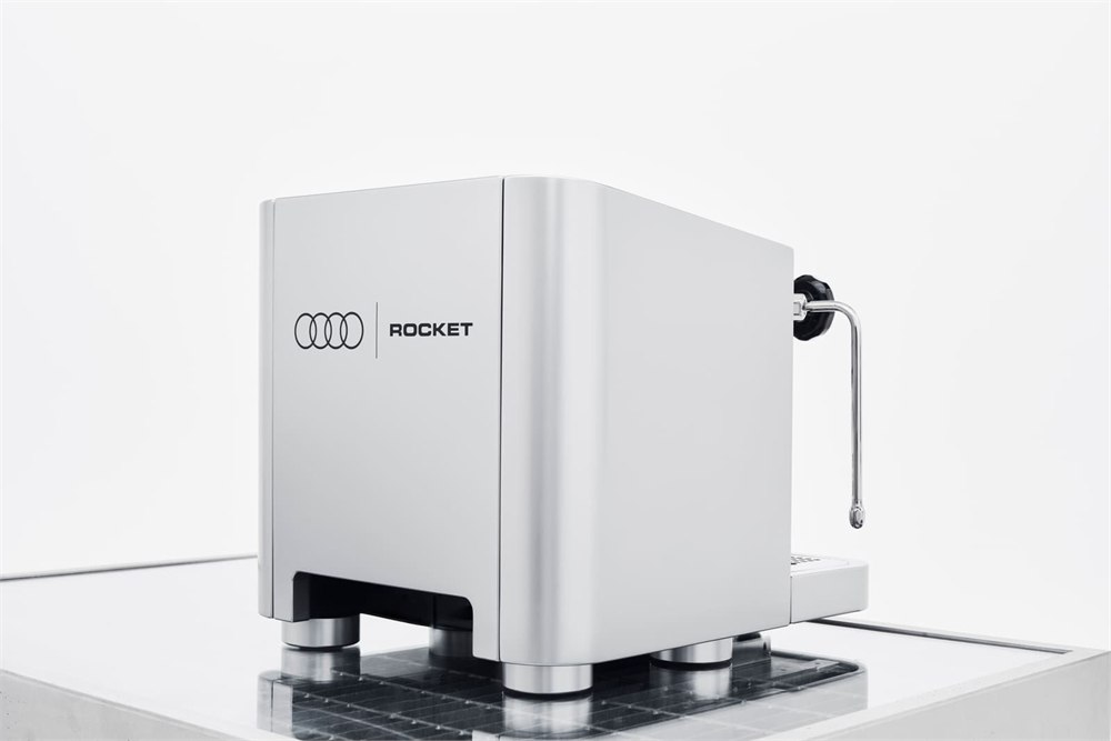 Aluminum rear and side housing with circular feet