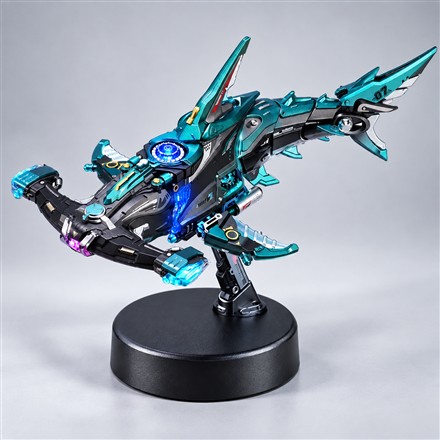 This Mechanical Hammerhead Shark Model Moves Its Tail and Lights Up Your Desk