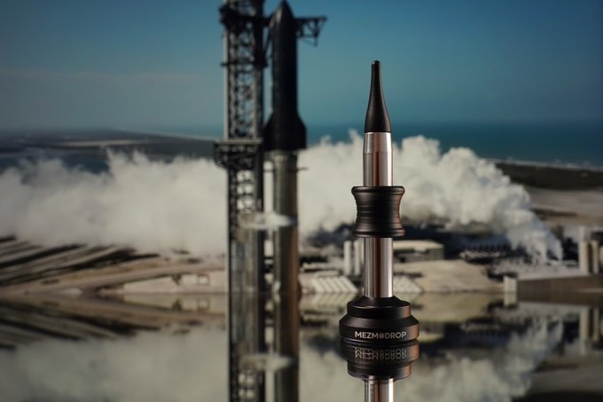 Black ring launcher with spacecraft-inspired base and pointed tip