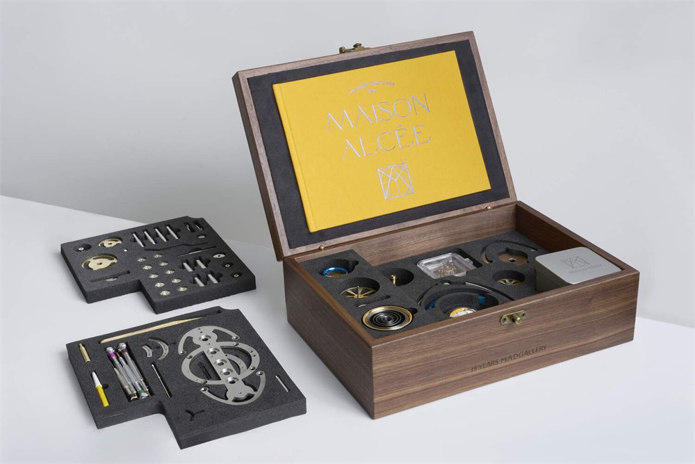 Nostromo wooden presentation box with components and assembly tools