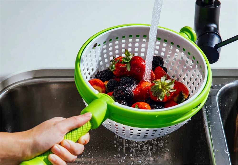 Dreamfarm Spina rinsing berries as a colander