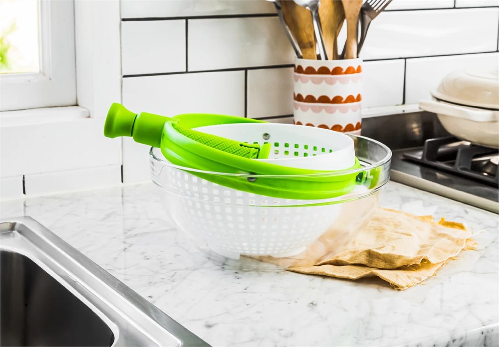 Spina handle folded for compact storage