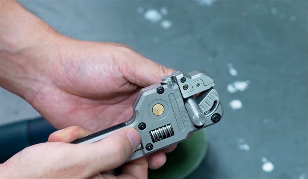 Adaptive Tiwrench jaw holding a metal rod