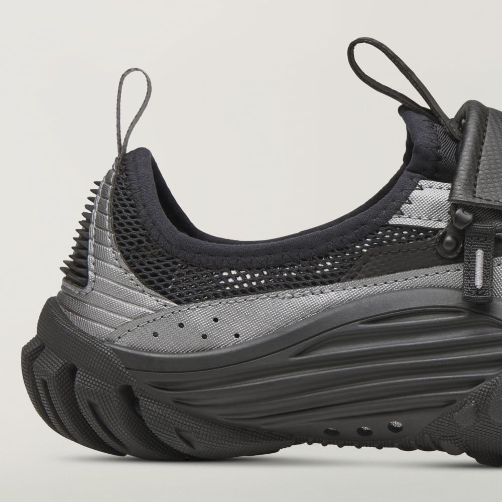 Mesh collar and sculpted heel detail