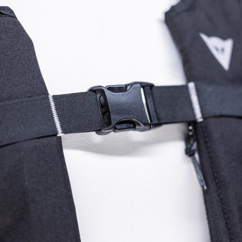 Close view of the Smart GO front buckle and adjustable webbing