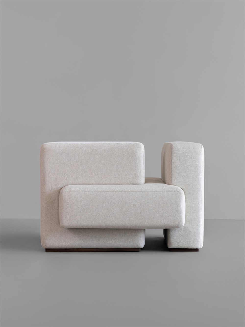Side profile of the low Gyeolgu one-seat sofa