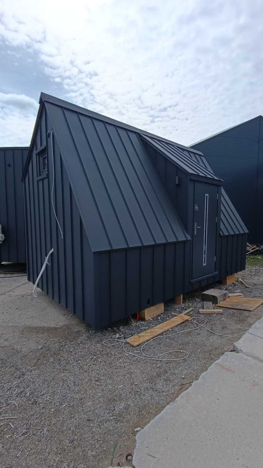Side entrance and metal exterior of the bay-window cabin