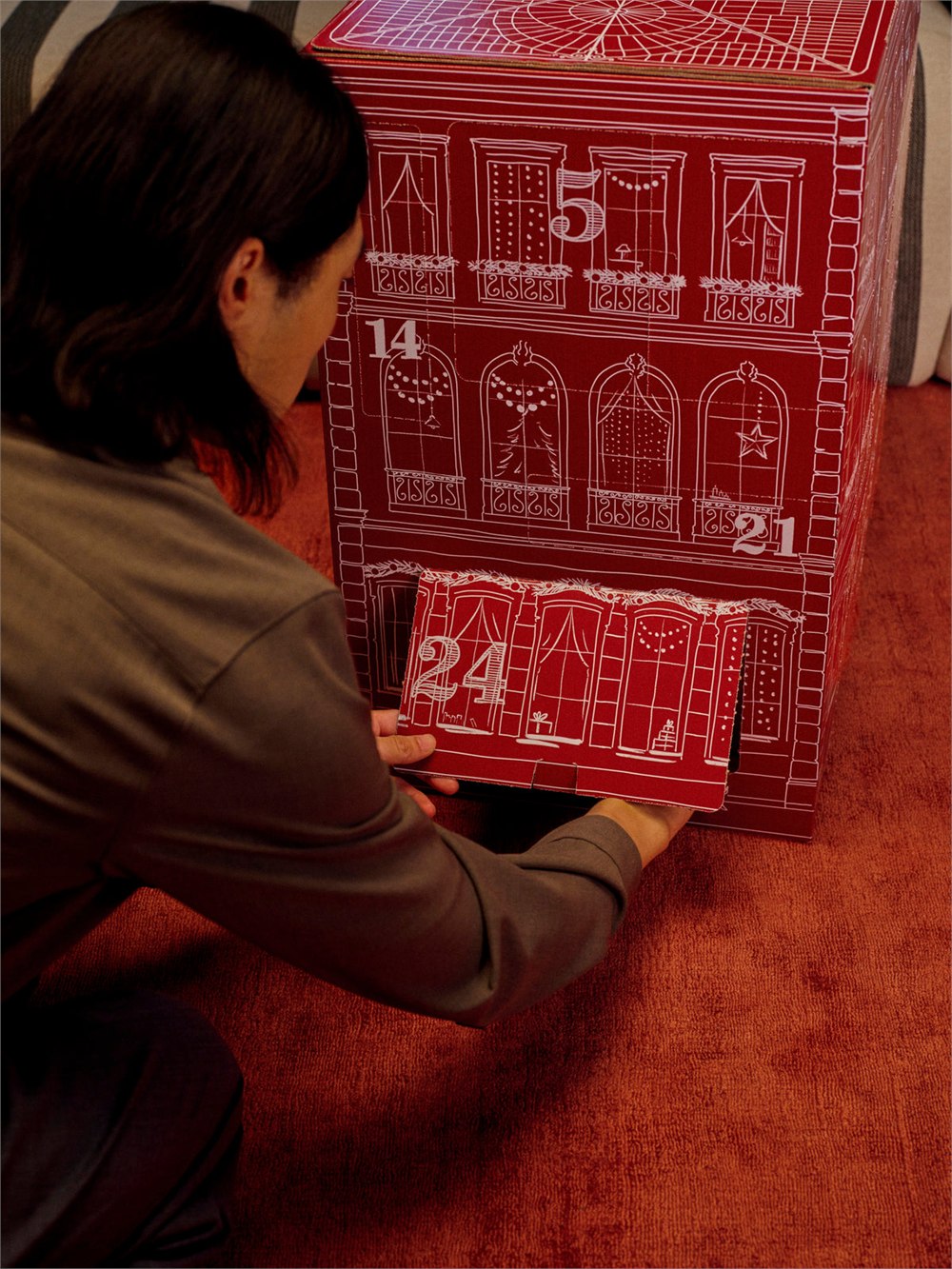 Opening a compartment on the Westwing Advent calendar