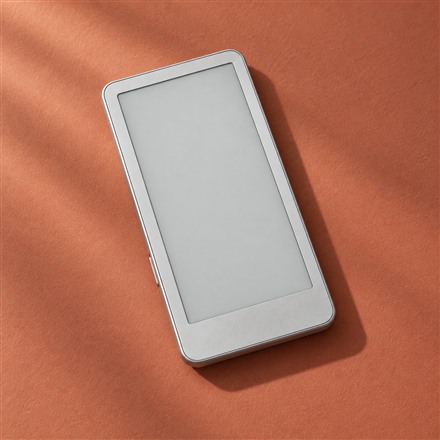 This Card-Sized Magnetic E-Reader Puts a Book on the Back of Your Phone