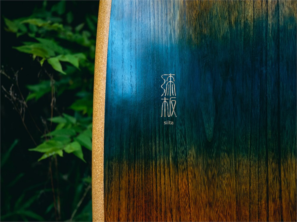 Siita lacquered wooden surfboard grain and blue finish detail