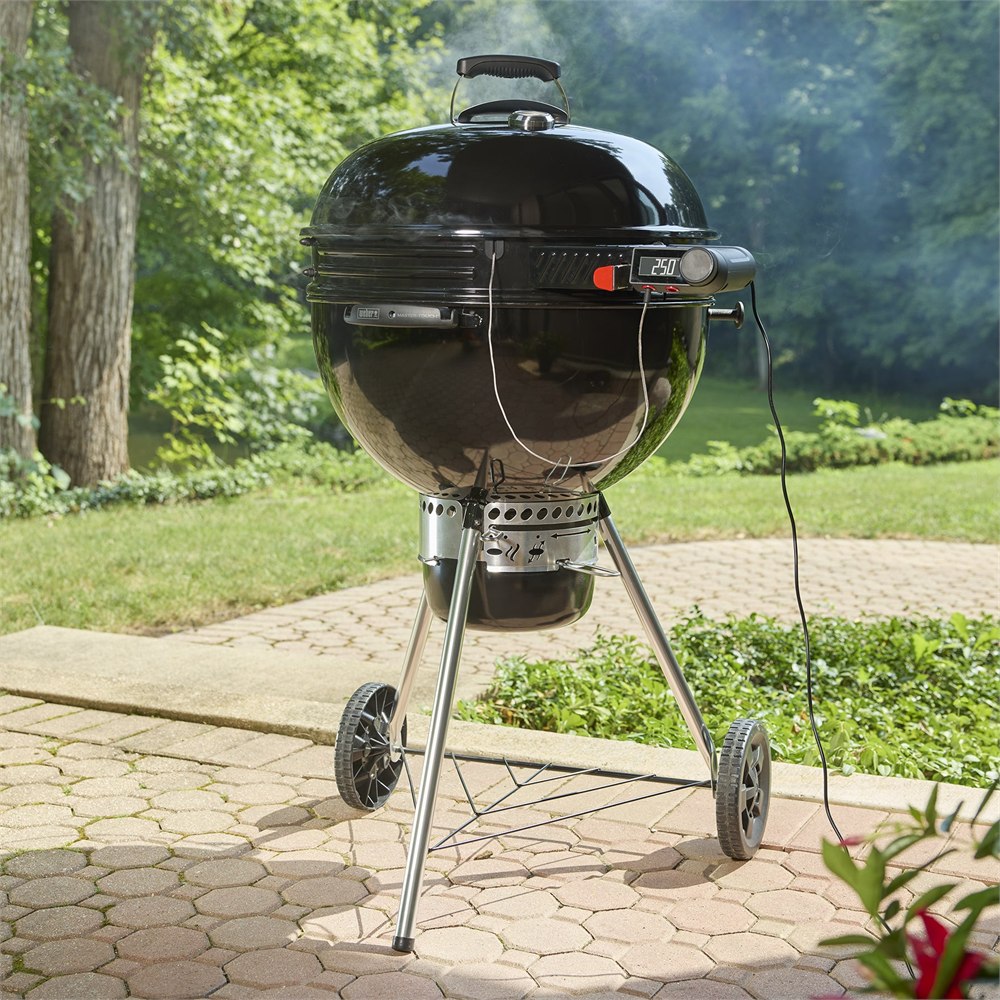 Smart Ring installed between a black kettle grill bowl and lid
