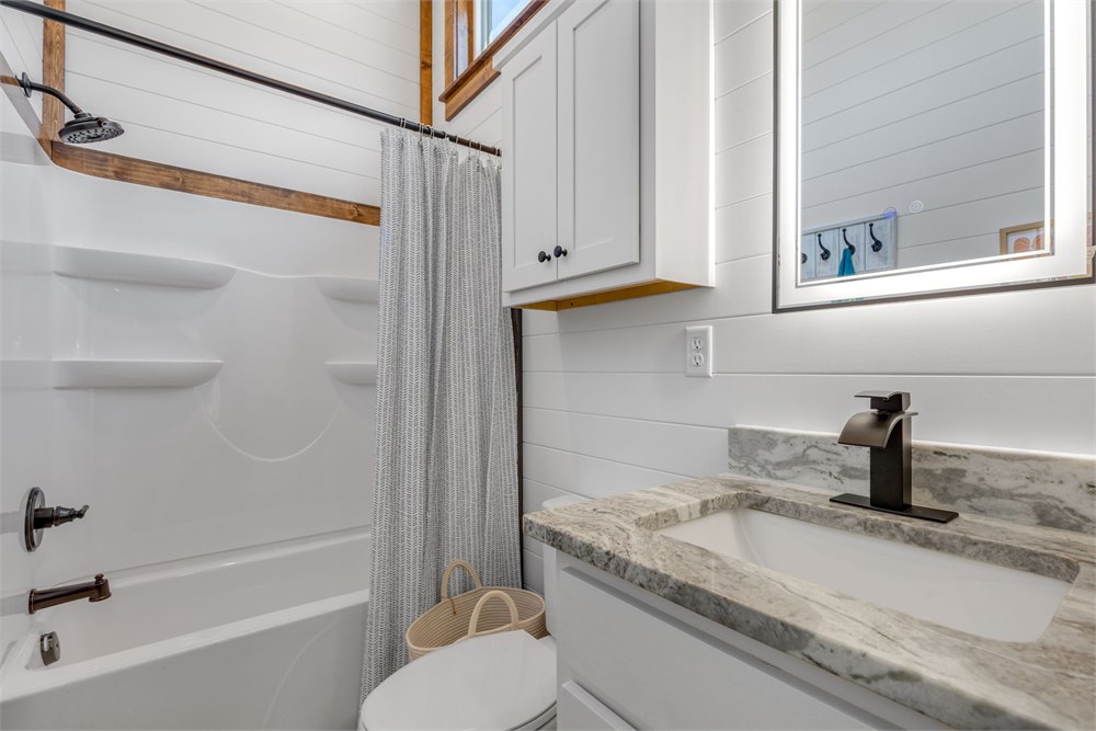 Tinde bathroom with vanity and tub shower