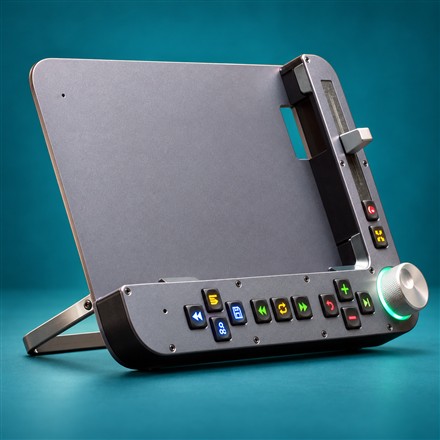 This iPad Practice Controller Gives Video Lessons Real Buttons and a Scroll Wheel
