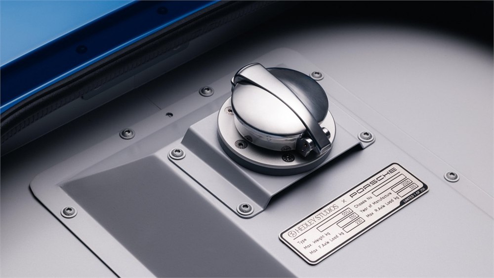 Close view of the Porsche 550 J build plaque and polished cap