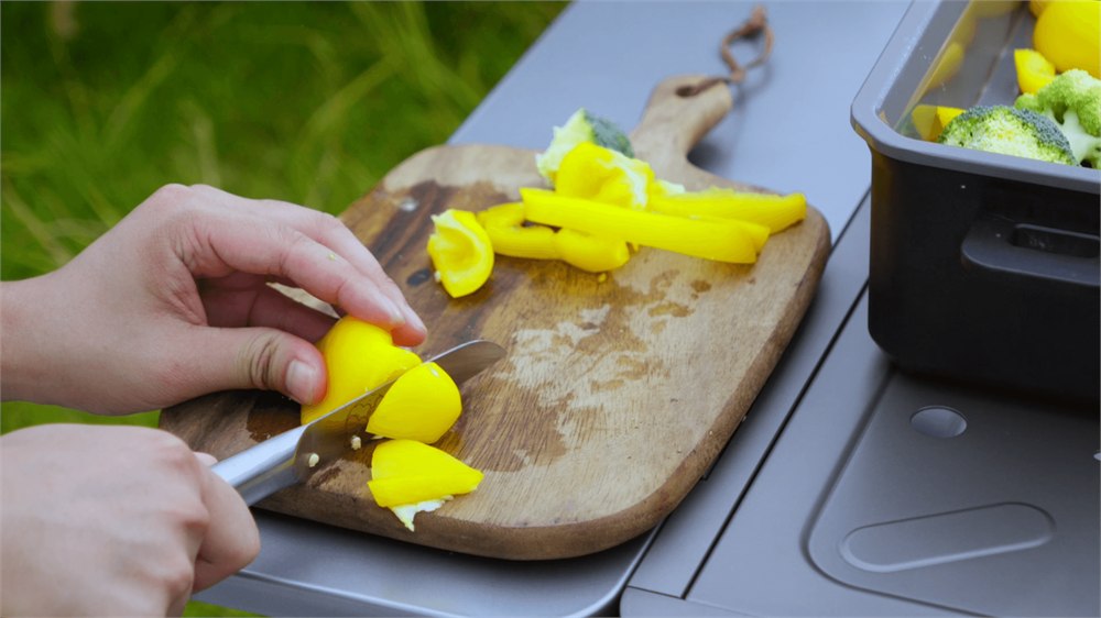 Preparing vegetables on a HECHEER folding work surface