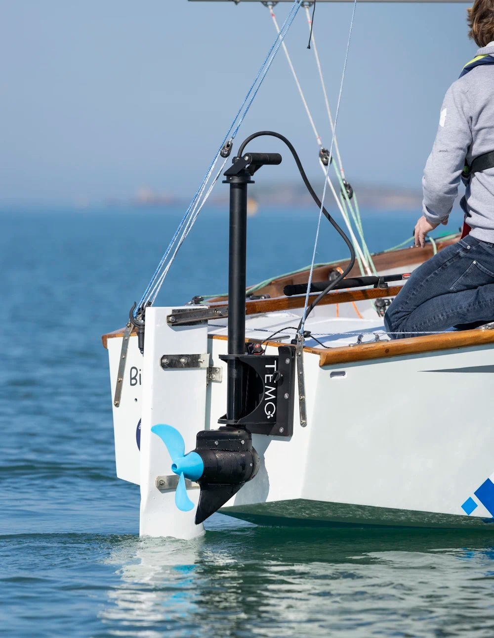 OUTPOD motor raised above the water on a sailboat