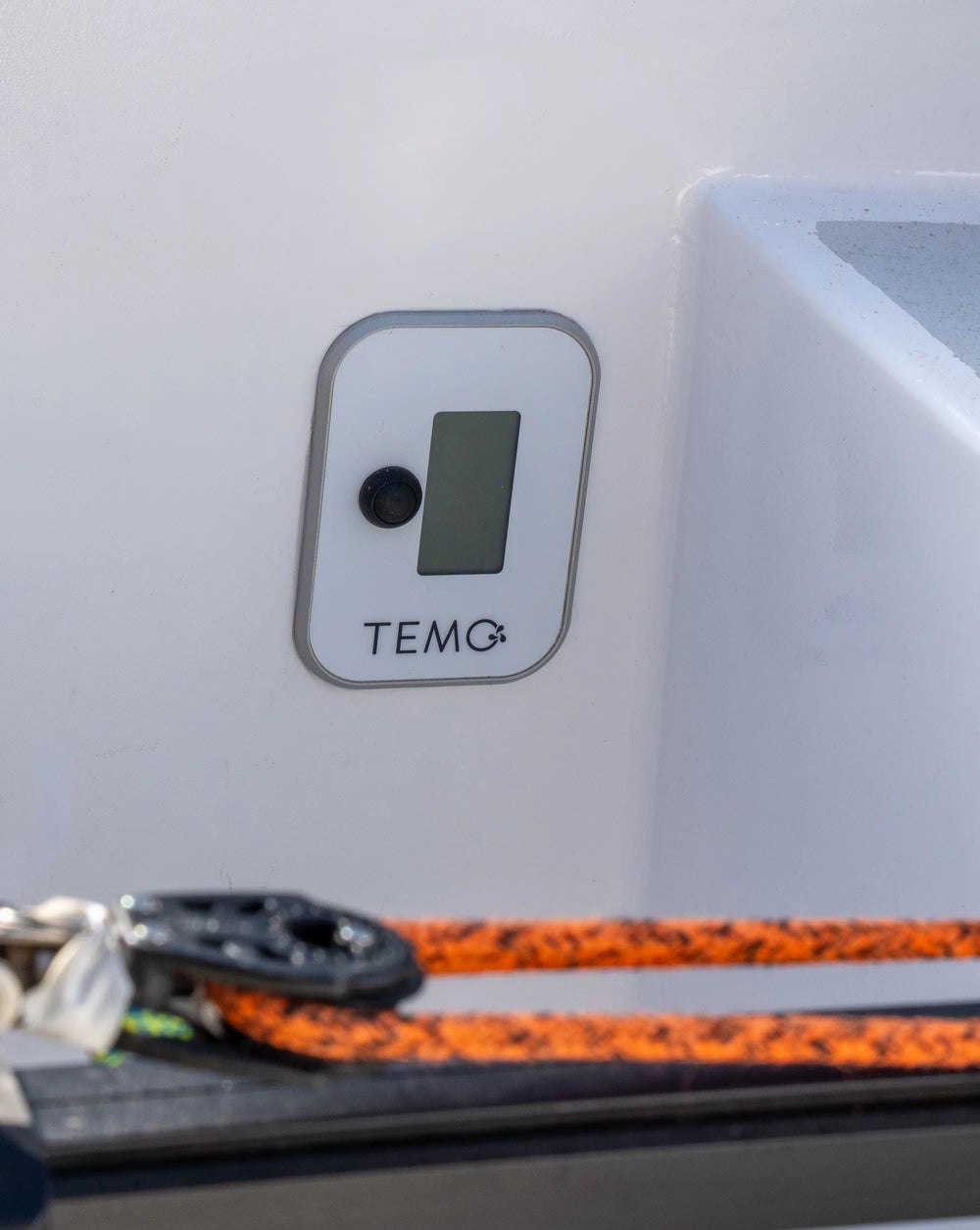 Monochrome TEMO control display aboard a sailboat