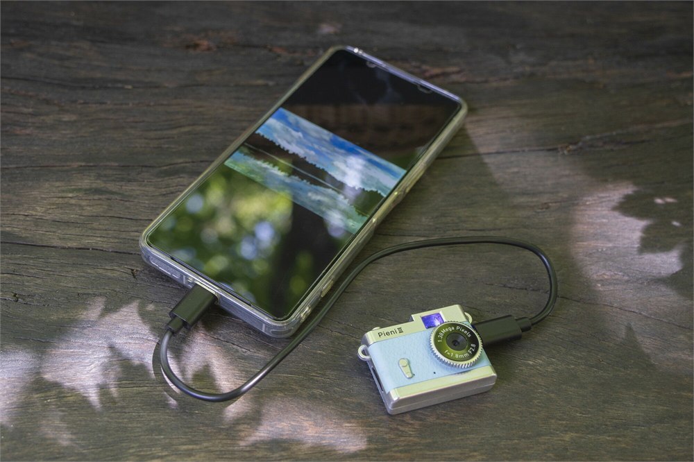 Pieni III connected to a smartphone using a USB-C cable