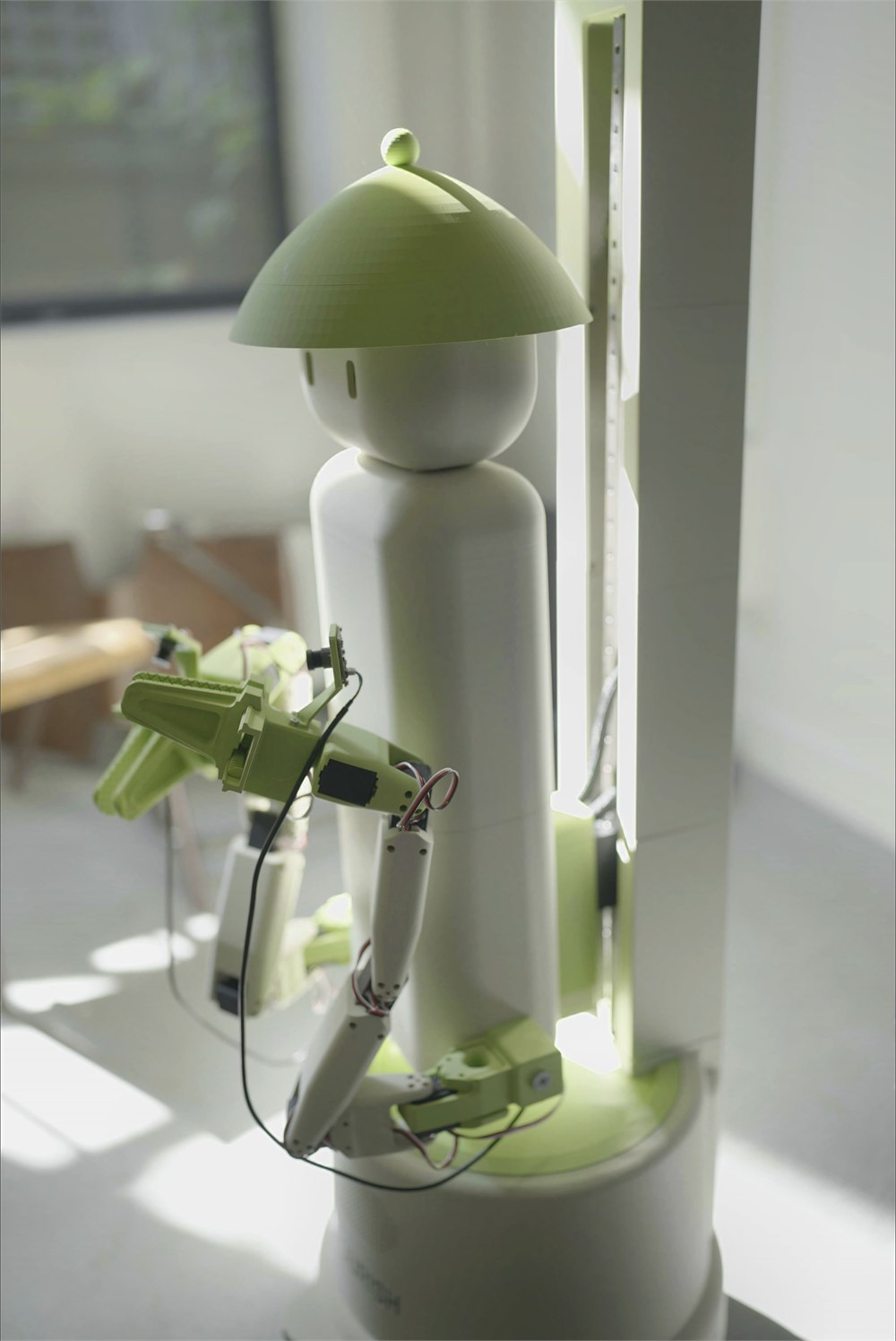 Side view showing Flourish 1 grippers, articulated arms and vertical lift track