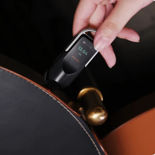 Digital rolling ruler following a curved furniture edge