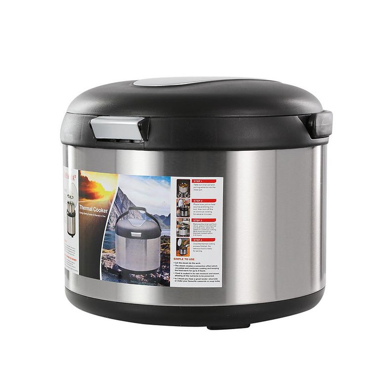 Closed thermal cooker with the outer handle lowered